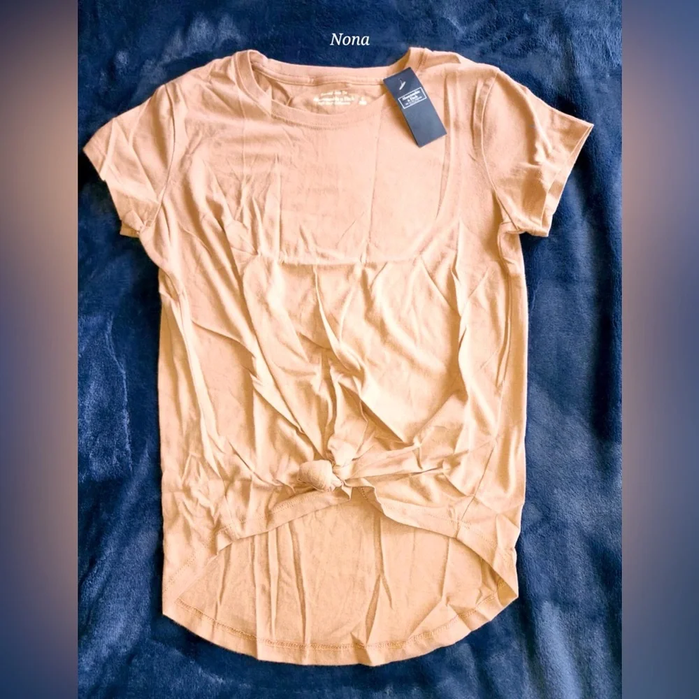 Abercrombie and Fitch Knotted Tee size Small NWT - Picture 1 of 3